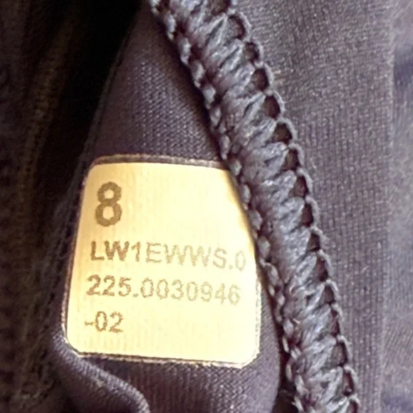 Lululemon sz 8 Wunder Train U-Neck ribbed Deep Blue Bra light support NWOT